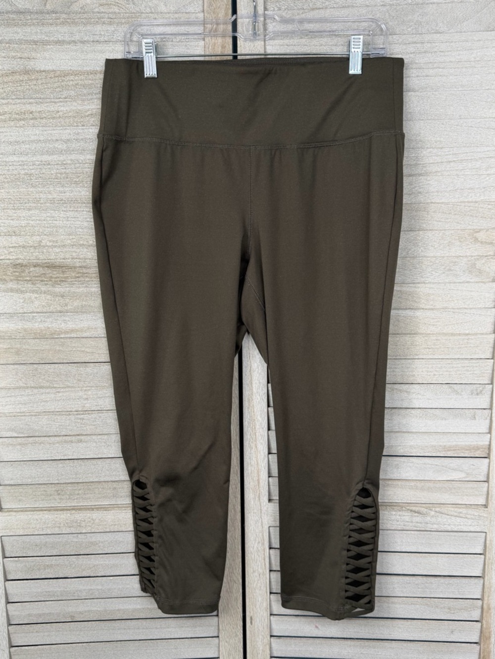 LIVI (Lane Bryant) Plus Size High Rise Active Crop Leggings w Lacing Olive-14/16